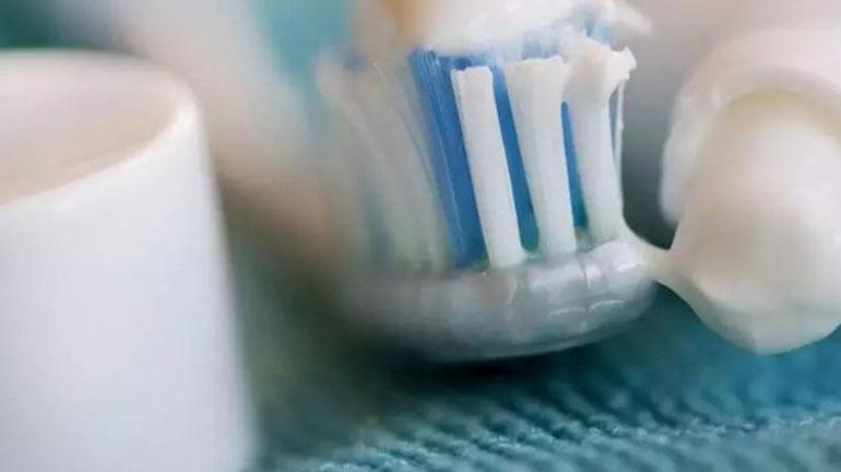 Diş fırçasını böyle saklamak mikrop yuvasına dönüştürüyor Bakterileri fırçanızdan bu yöntemle saklayın