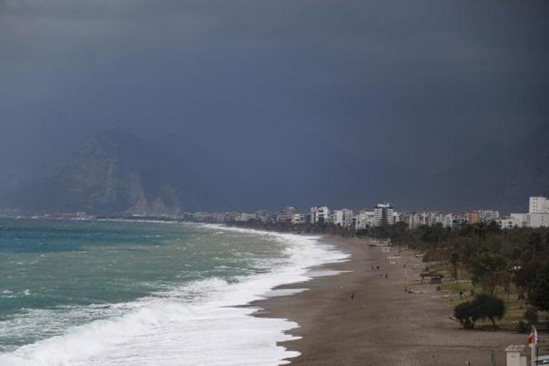 Antalyayı fırtına vurdu Vatandaşlar dışarıya çıkmasın