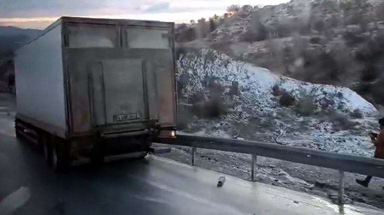 Ankarada yollar buz tuttu, araçlar devrildi