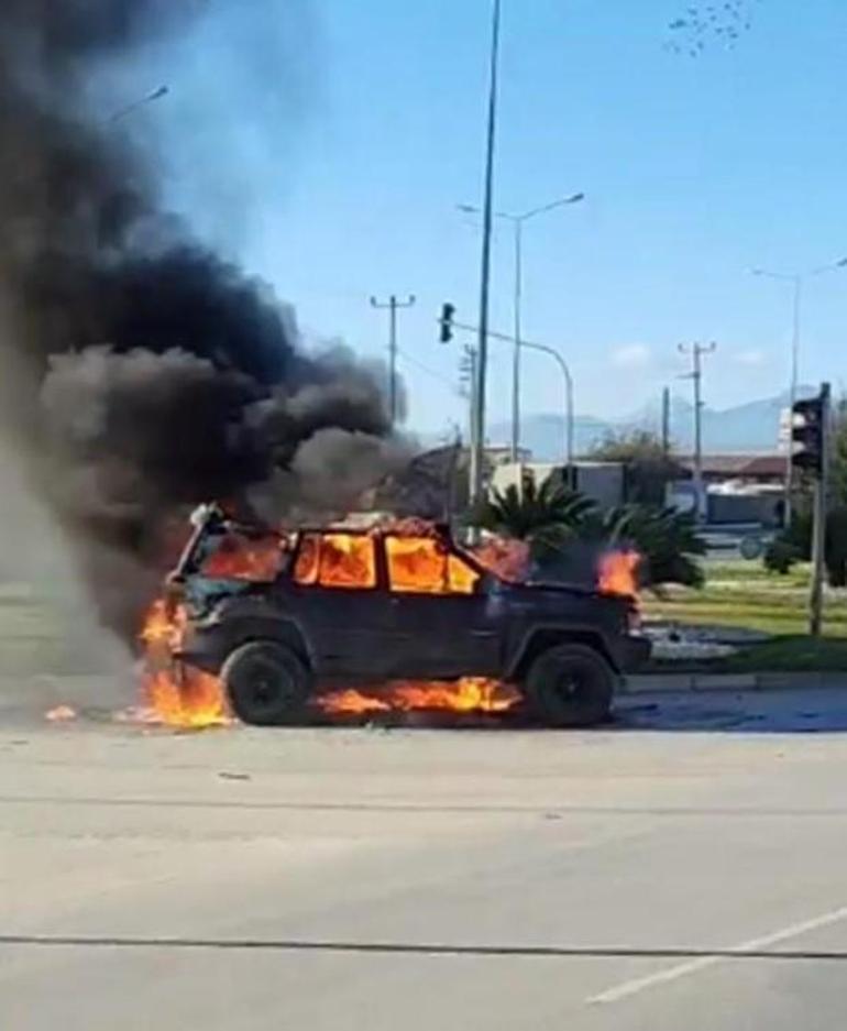 Antalyada yol ortasında alev alan cip patladı