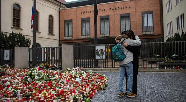 Binlerce kişi Çekya’daki saldırıda hayatını kaybedenleri andı
