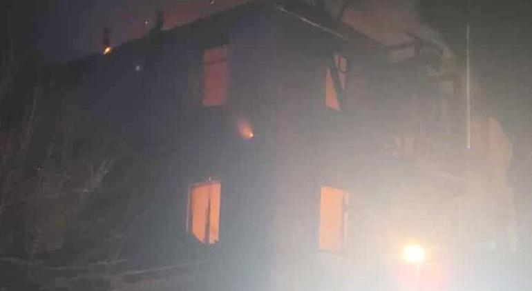 Çorum’da feci olay 3 katlı ahşap ev yandı, 1 kişi hayatını kaybetti