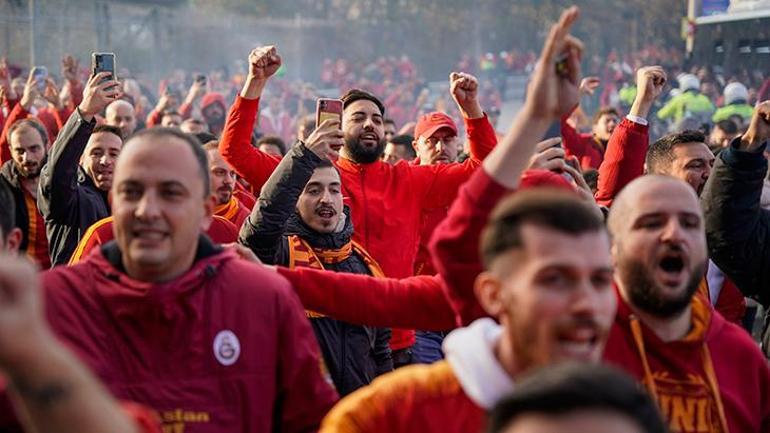 Galatasaraylı taraftarlar yaklaşık 4 yıl sonra Kadıköyde