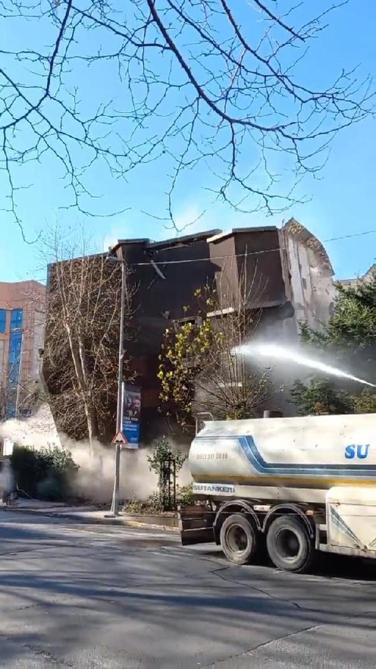 Son dakika: İstanbulda korku dolu anlar Kontrollü yıkım sırasında çökme