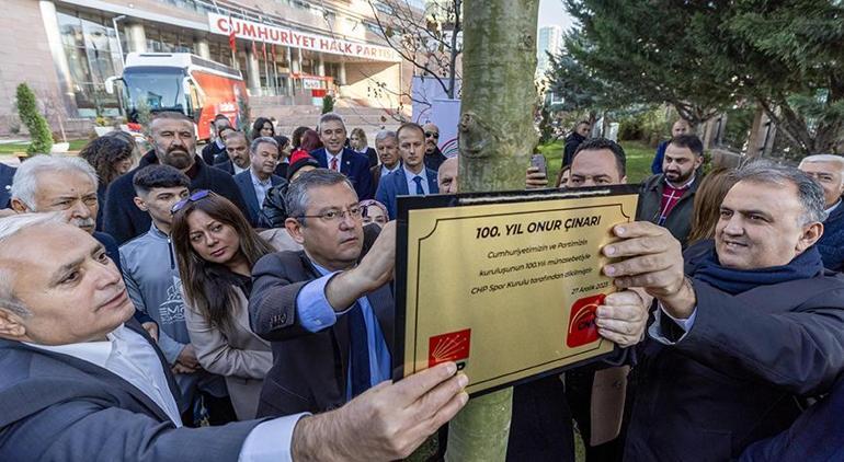 Özgür Özel parti genel merkezinin bahçesine ağaç dikti