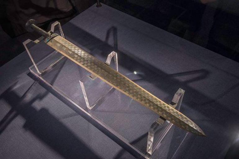 Sırılsıklam bir tabuttan çıktı 2 bin 500 yıl paslanmayan kılıcın sırrı