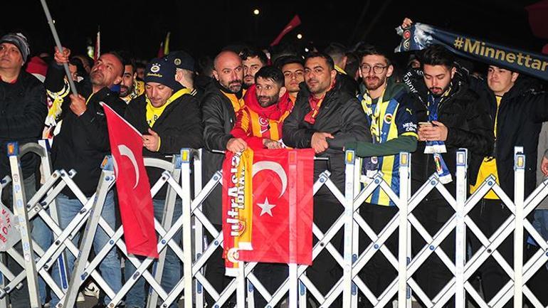 Galatasaray ve Fenerbahçe yurda döndü Taraftarlar havaalanına akın etti