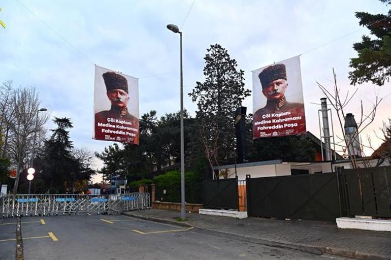 Suudi Arabistan Başkonsolosluğunun bulunduğu sokak Atatürk posterleri ile donatıldı
