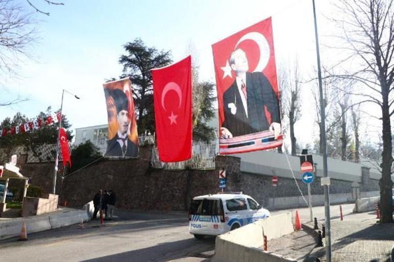 Suudi Arabistan Başkonsolosluğunun bulunduğu sokak Atatürk posterleri ile donatıldı