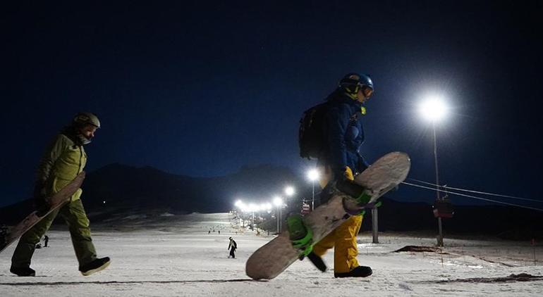 Erciyesten renkli görüntüler Gece kayağı start aldı