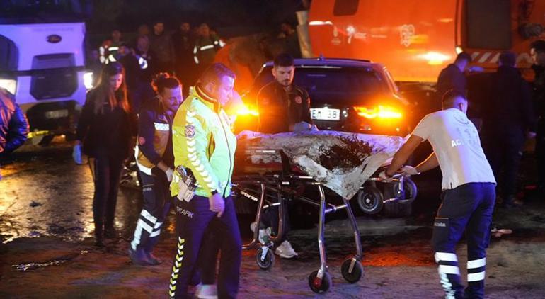 Esenyurt gece yarısı feci kaza: Kırmızı ışıkta geçen cipteki 2 kişi öldü