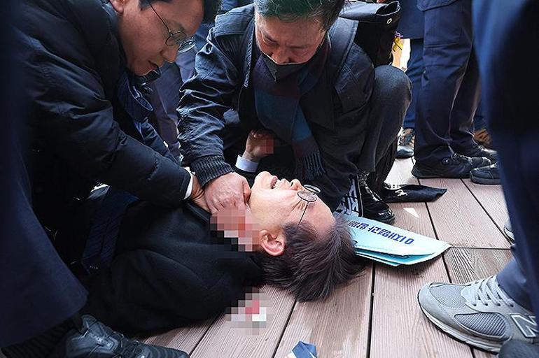 Güney Korede ana muhalefet lideri Lee saldırıya uğradı Kameralar önünde dehşet