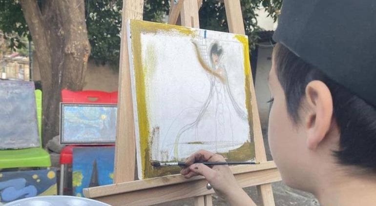 Deprem hayallerini yıkamadı 10 yaşındaki ressam eserlerini çadırda çiziyor