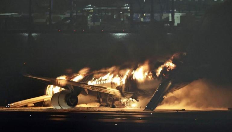 Son dakika... Japonyada iki uçak pistte çarpıştı Korkunç görüntüler