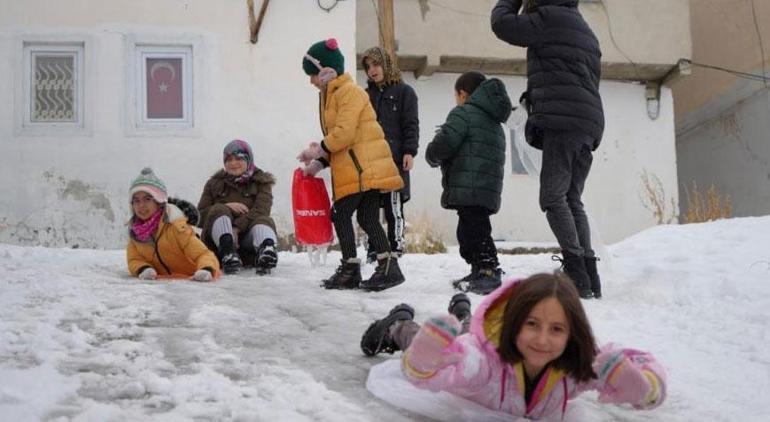 Bayburta mevsimin ilk karı yağdı Çocuklar tadını çıkardı