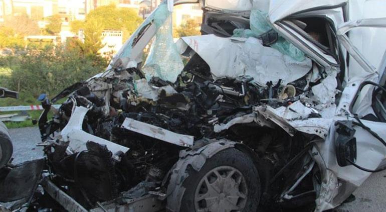 Minibüs TIRa ok gibi saplandı Sürücü öldü, 1 kişi yaralandı