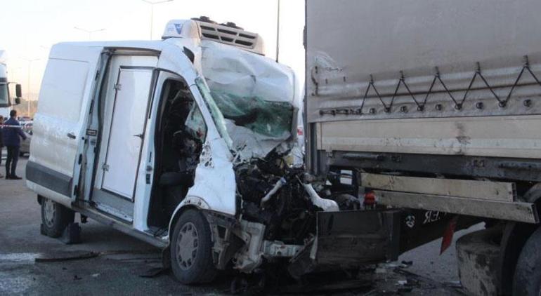 Minibüs TIRa ok gibi saplandı Sürücü öldü, 1 kişi yaralandı