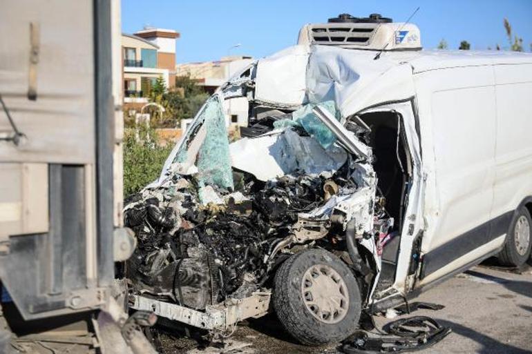 Antalyada feci kaza: TIRa çarpan minibüsün sürücüsü öldü