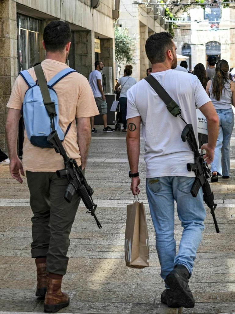 İsrailli sunucu canlı yayına belinde silahla çıktı Skandal çağrı: Silahlanın