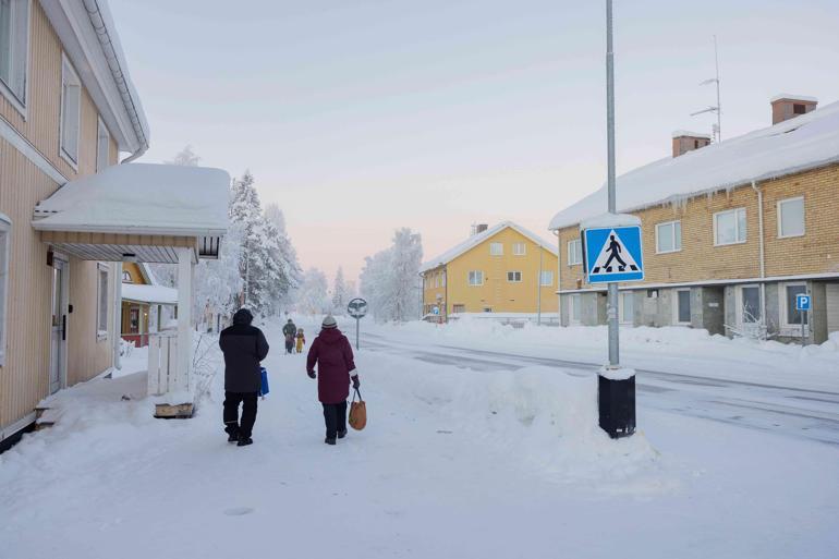 İsveç’te kar esareti Araçlar yolda mahsur kaldı