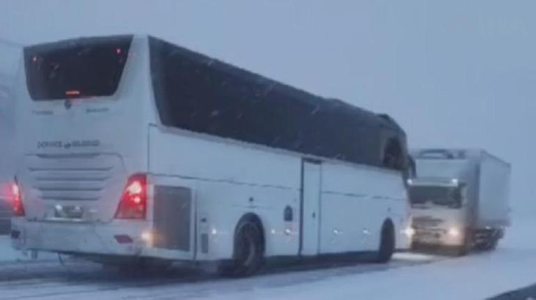 Karsta otobüs kazası Ölü ve yaralılar var
