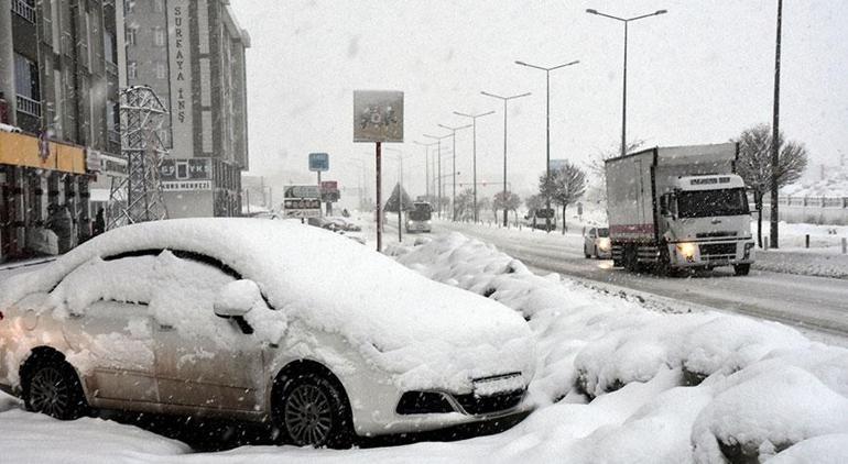 Eğitime kar engeli 44 köy yolu ulaşıma kapandı