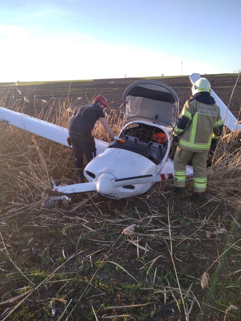 Bursada eğitim uçağı tarlaya indi Pilot yaralandı