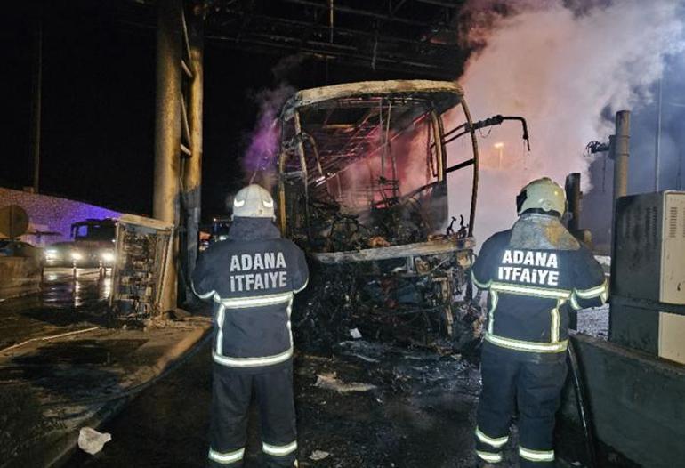 Korku dolu anlar Beton bariyere çarpan yolcu otobüsü alev aldı