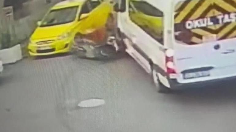 İstanbulda feci ölüm Yolcu kapıyı açtı, kurye minibüs ile taksi arasında kaldı
