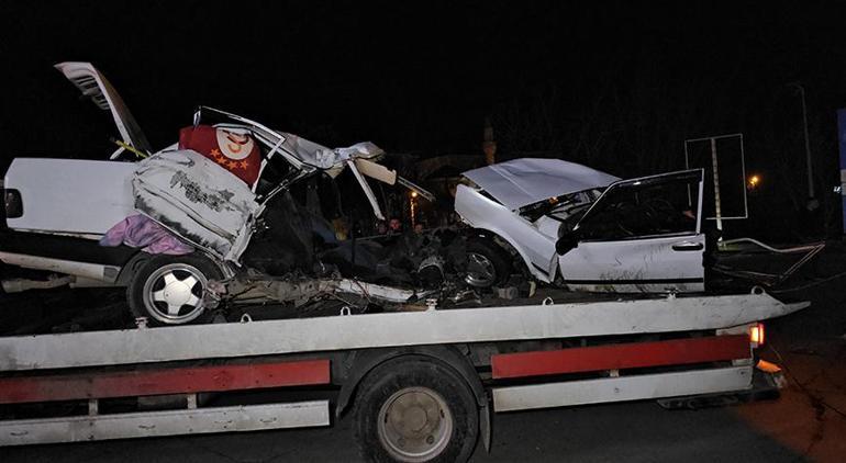 Korkunç kaza Araç ikiye bölündü Sürücü camdan fırladı