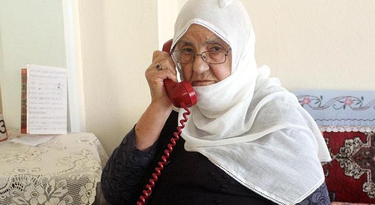 44 yıl önce aldığı ahizeli telefonla iletişim kuruyor Başka bir telefon ile konuşamam