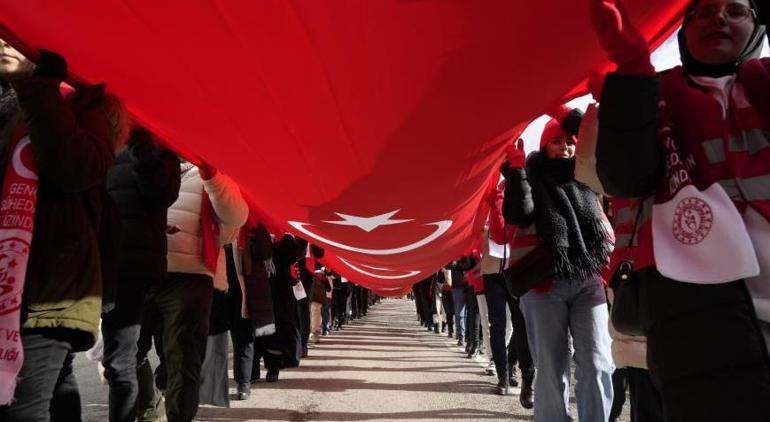 Yüzlerce kişi 100 metrelik Türk bayrakla Zigana Dağı’nda Sarıkamış Şehitleri için yürüdü
