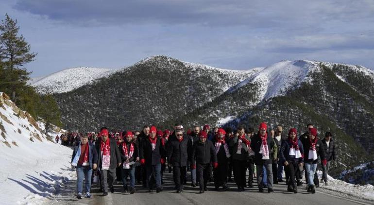 Yüzlerce kişi 100 metrelik Türk bayrakla Zigana Dağı’nda Sarıkamış Şehitleri için yürüdü