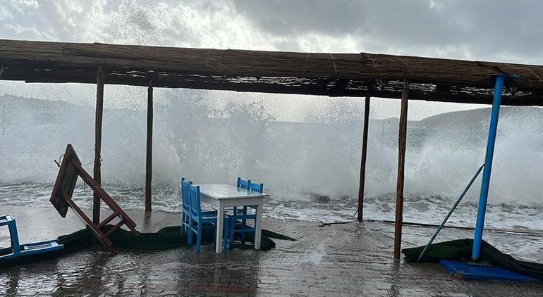 Bodrum’da fırtına alarmı 2 yelkenli karaya oturdu, balıkçı tekneleri su aldı