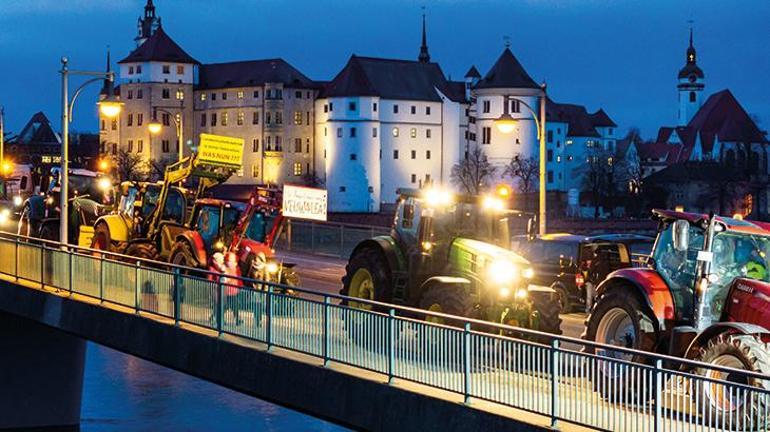 Almanyada yollar trafiğe kapatıldı Çiftçilerden traktörlü eylem