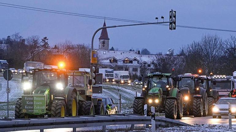 Almanyada yollar trafiğe kapatıldı Çiftçilerden traktörlü eylem
