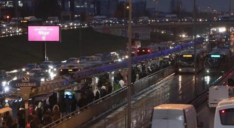İstanbulda yağmurun da etkisiyle yoğun trafik oluştu