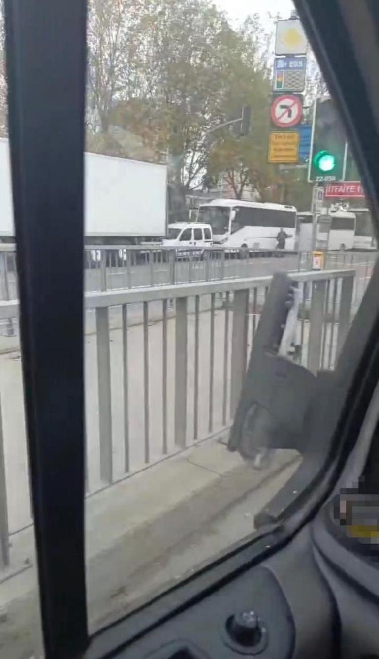 İstanbulda trafikte şok görüntü Tek yumrukla aynayı indirdi