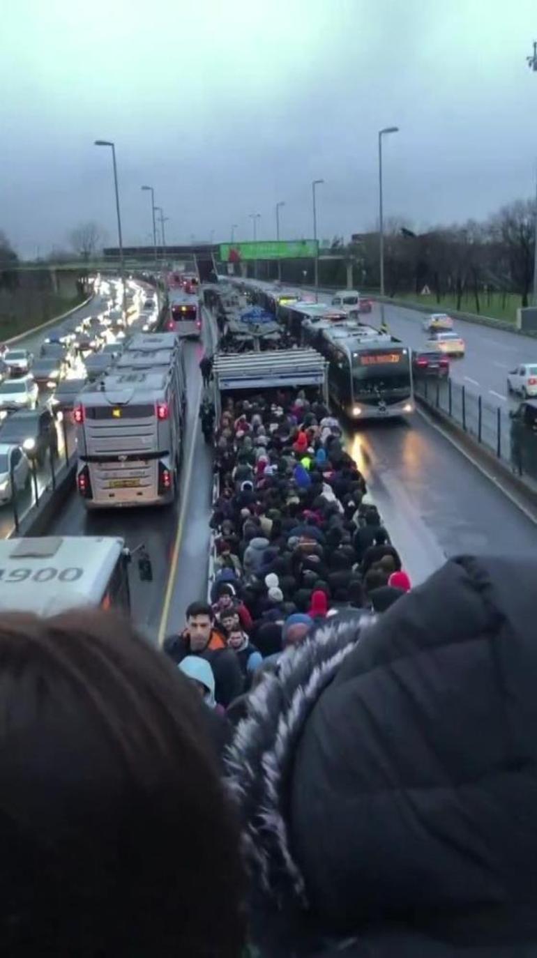 İstanbulda metrobüs durağında yoğunluk