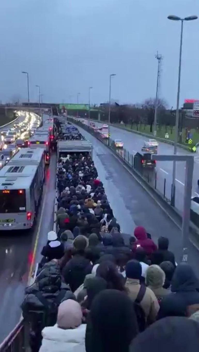 İstanbulda metrobüs durağında yoğunluk