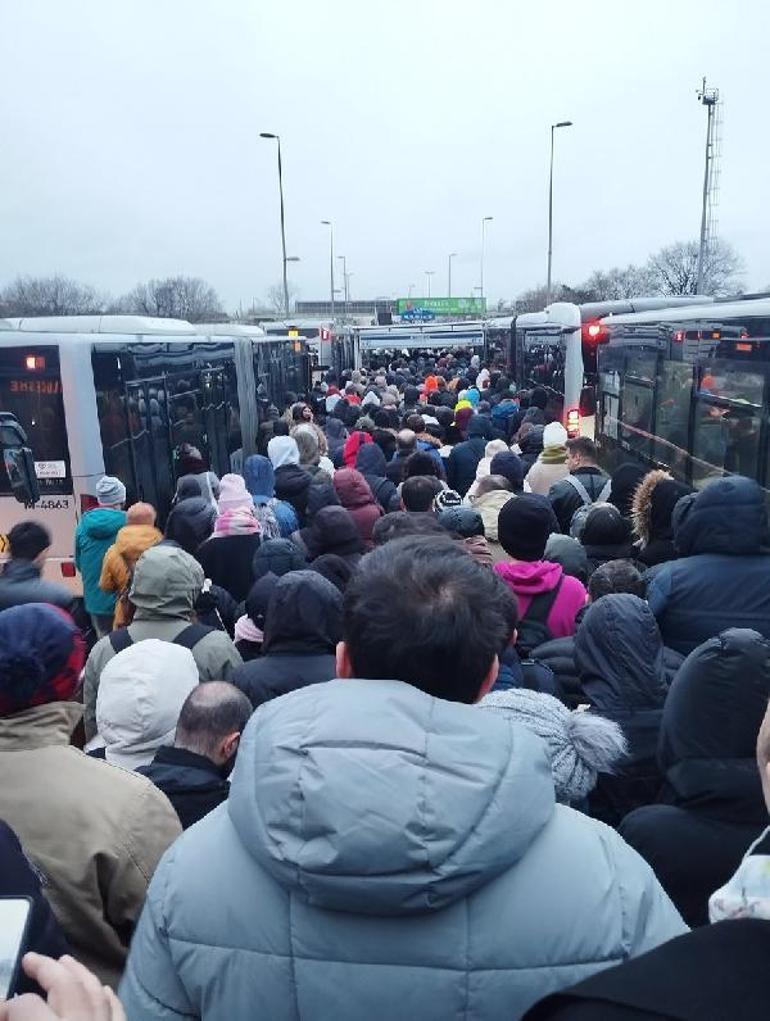 İstanbulda metrobüs durağında yoğunluk