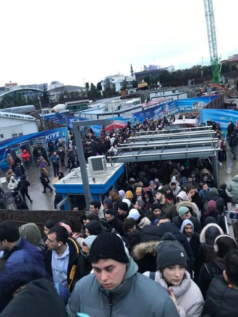 İstanbulda metrobüs durağında yoğunluk