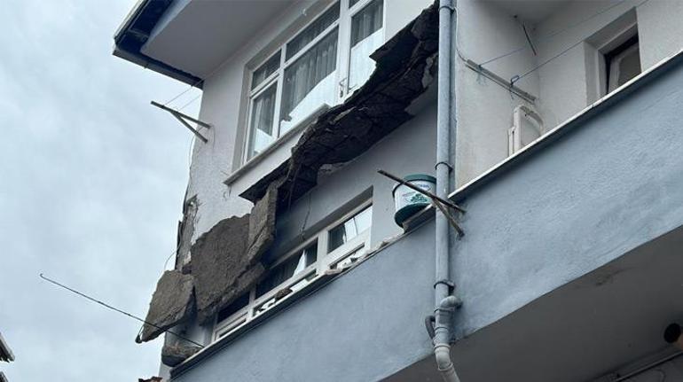 Balkon bir anda çöktü, vatandaşlar dakikalarla kurtuldu