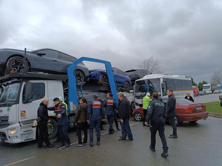 TIR içinde 20 öğrenci olan anaokulu servisine çarptı Faciadan dönüldü