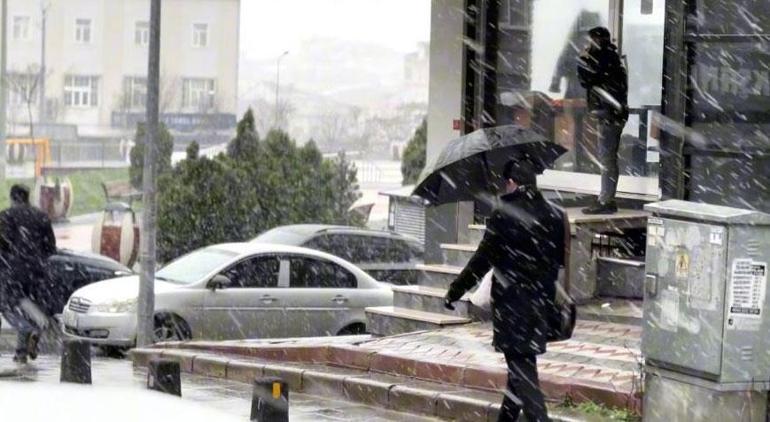 Son dakika... İstanbulda kar yağışı devam ediyor Yeni uyarılar peş peşe geldi