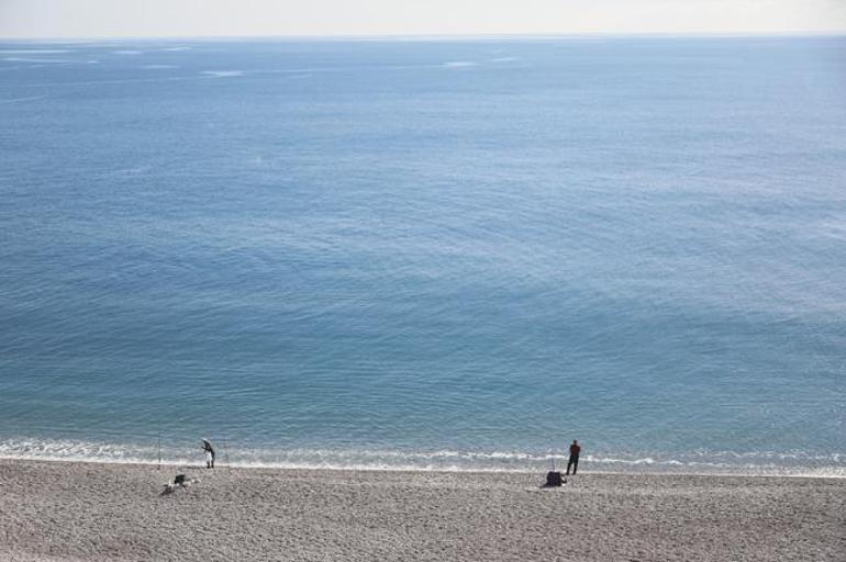 Antalyada deniz sıcaklığı şaşırttı, sahile inen kendini suya attı