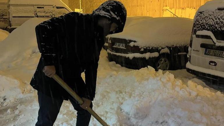 Hakkaride kar kalınlığı 20 santimetreyi buldu: Okullar 1 gün tatil edildi
