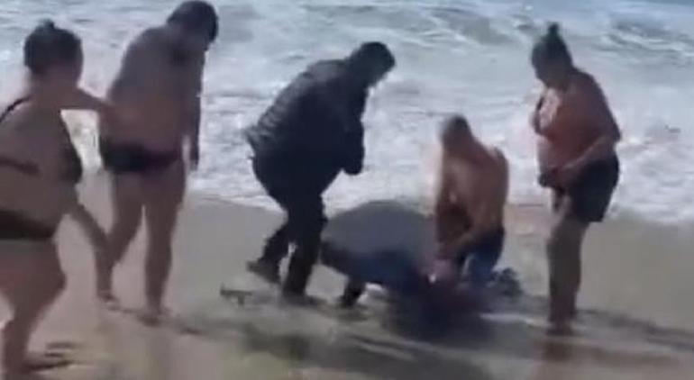 Alanyada turistler denize girdi, boğulma tehlikesi geçirdi