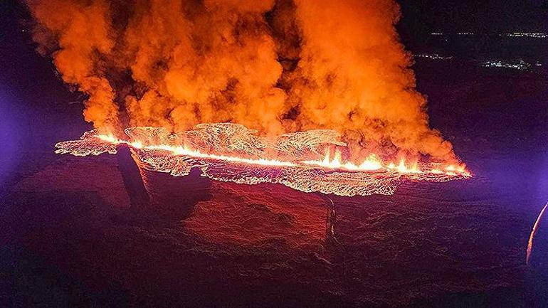 İzlandada yine yanardağ patladı, kasaba gece yarısı boşaltıldı
