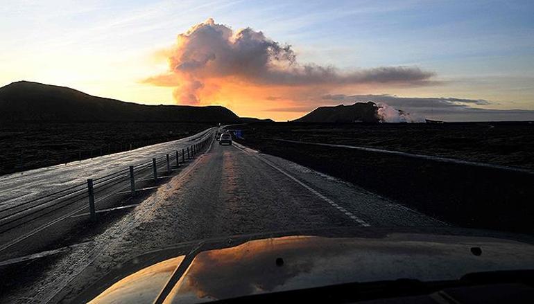 İzlandada yine yanardağ patladı, kasaba gece yarısı boşaltıldı